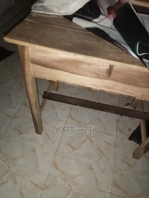 কাঠের টেবিল