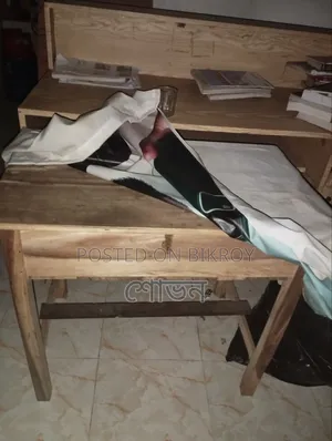 কাঠের টেবিল