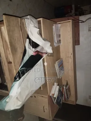 কাঠের টেবিল
