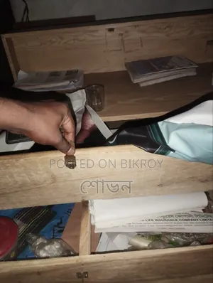 কাঠের টেবিল