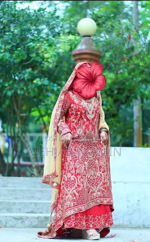 ফুল সহ আকর্ষণীয় লাল এবং সোনালী এমব্রয়ডারির অনুষ্ঠান উপযোগী পোশাক
