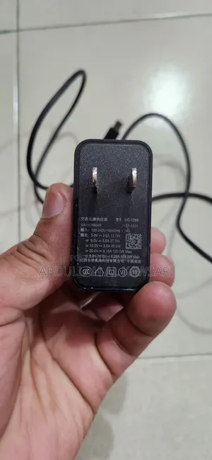 মোটোরোলা টার্বোপাওয়ার ১২৫ডব্লিউ গ্যান — ইউএসবি-সি, ১২৫ডব্লিউ চার্জার