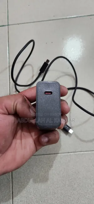 মোটোরোলা টার্বোপাওয়ার ১২৫ডব্লিউ গ্যান — ইউএসবি-সি, ১২৫ডব্লিউ চার্জার