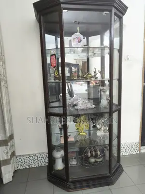 Corner Showcase