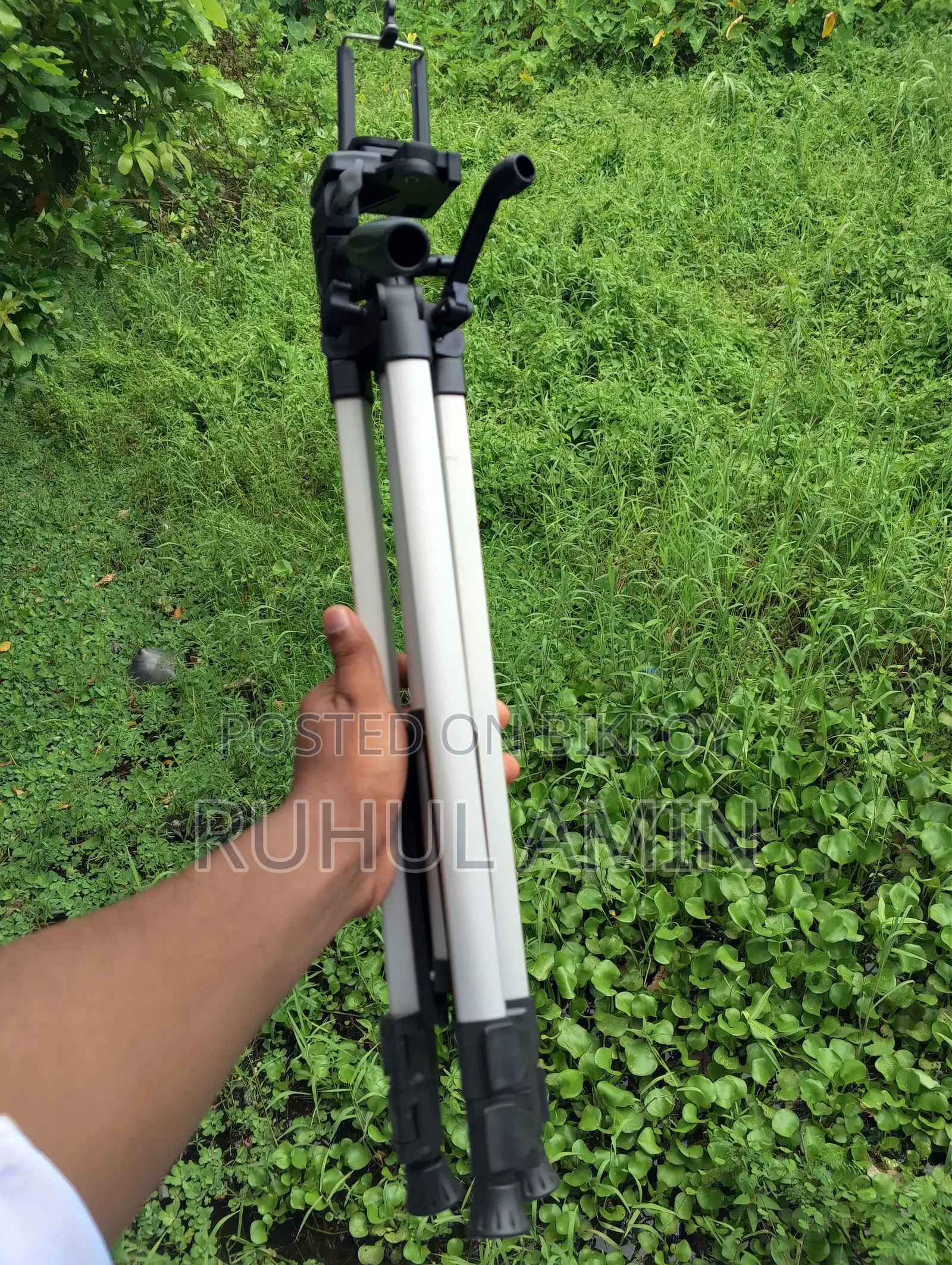 একটা মাইক্রোফোন এবং এক পিস মোবাইল স্ট্যান্ড বিক্রয় করা হবে