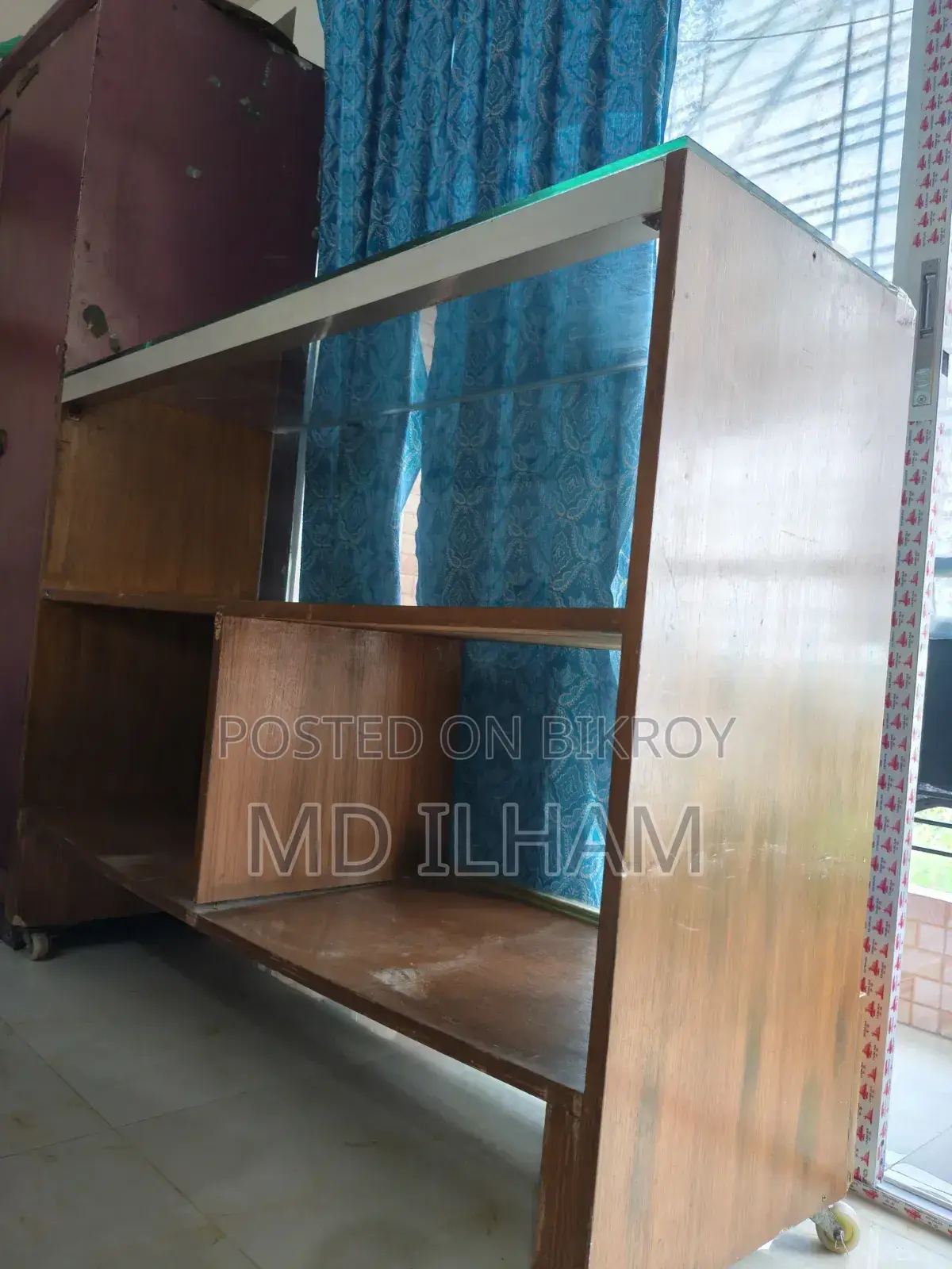 Show Case Moveable