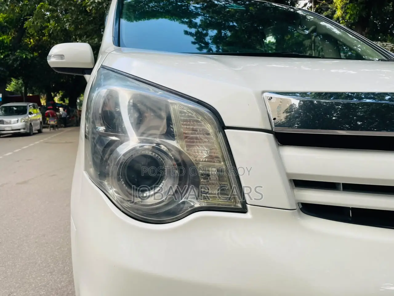 New Toyota Noah 2011 Pearl