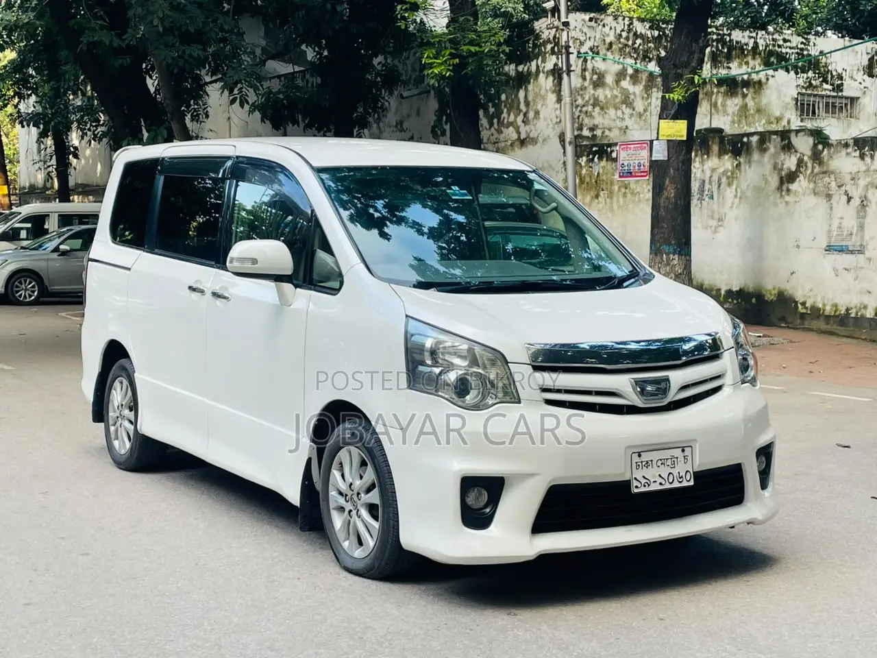 New Toyota Noah 2011 Pearl