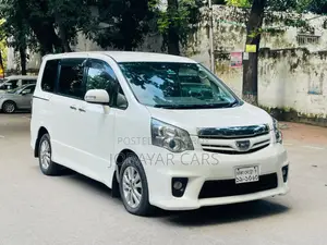 New Toyota Noah 2011 Pearl