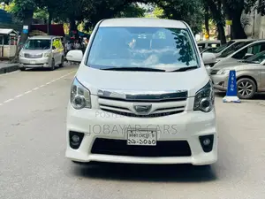 নতুন টয়োটা নোয়া ২০১১ পার্ল