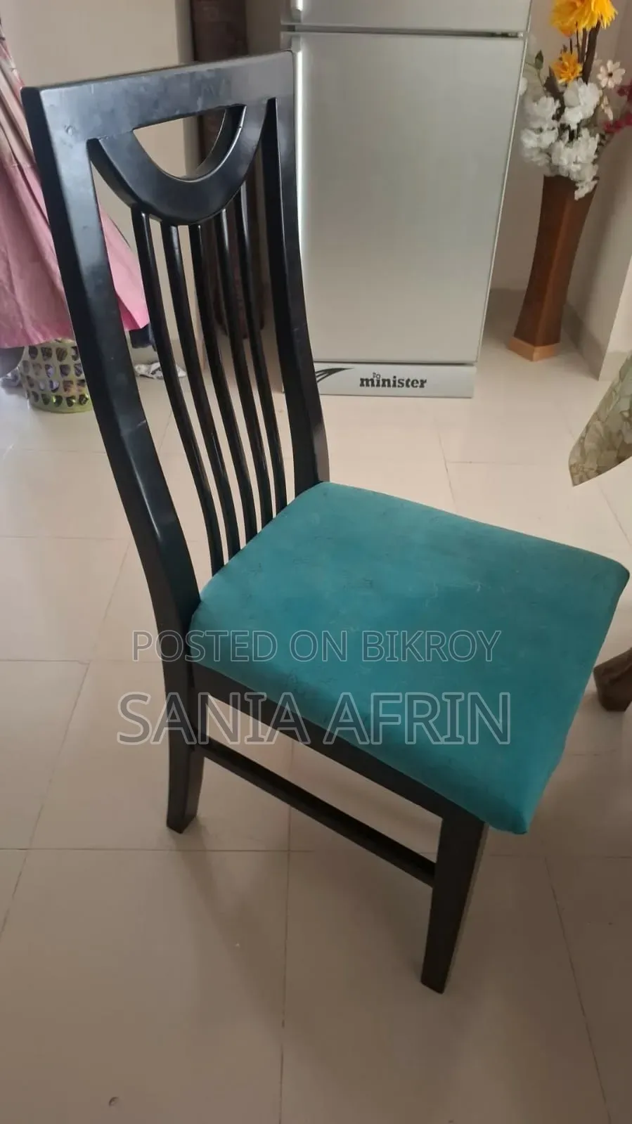 চেয়ার সহ ডাইনিং টেবিল