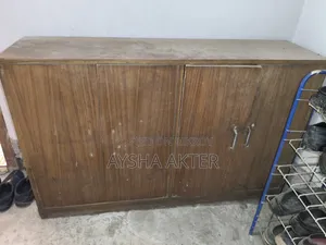 উডেন ক্যাবিনেট।