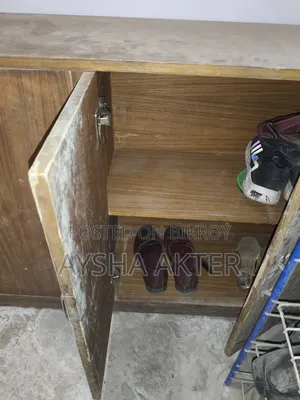উডেন ক্যাবিনেট।