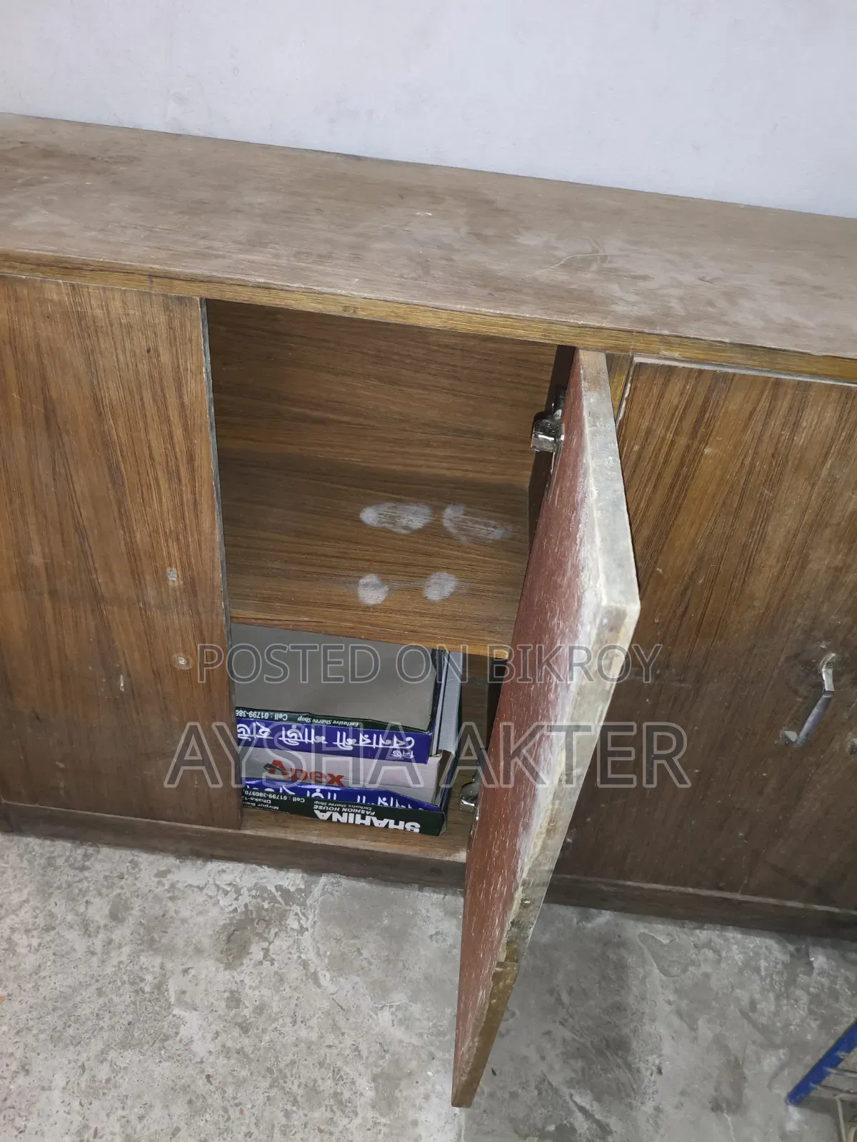 উডেন ক্যাবিনেট।
