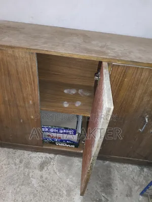 উডেন ক্যাবিনেট।