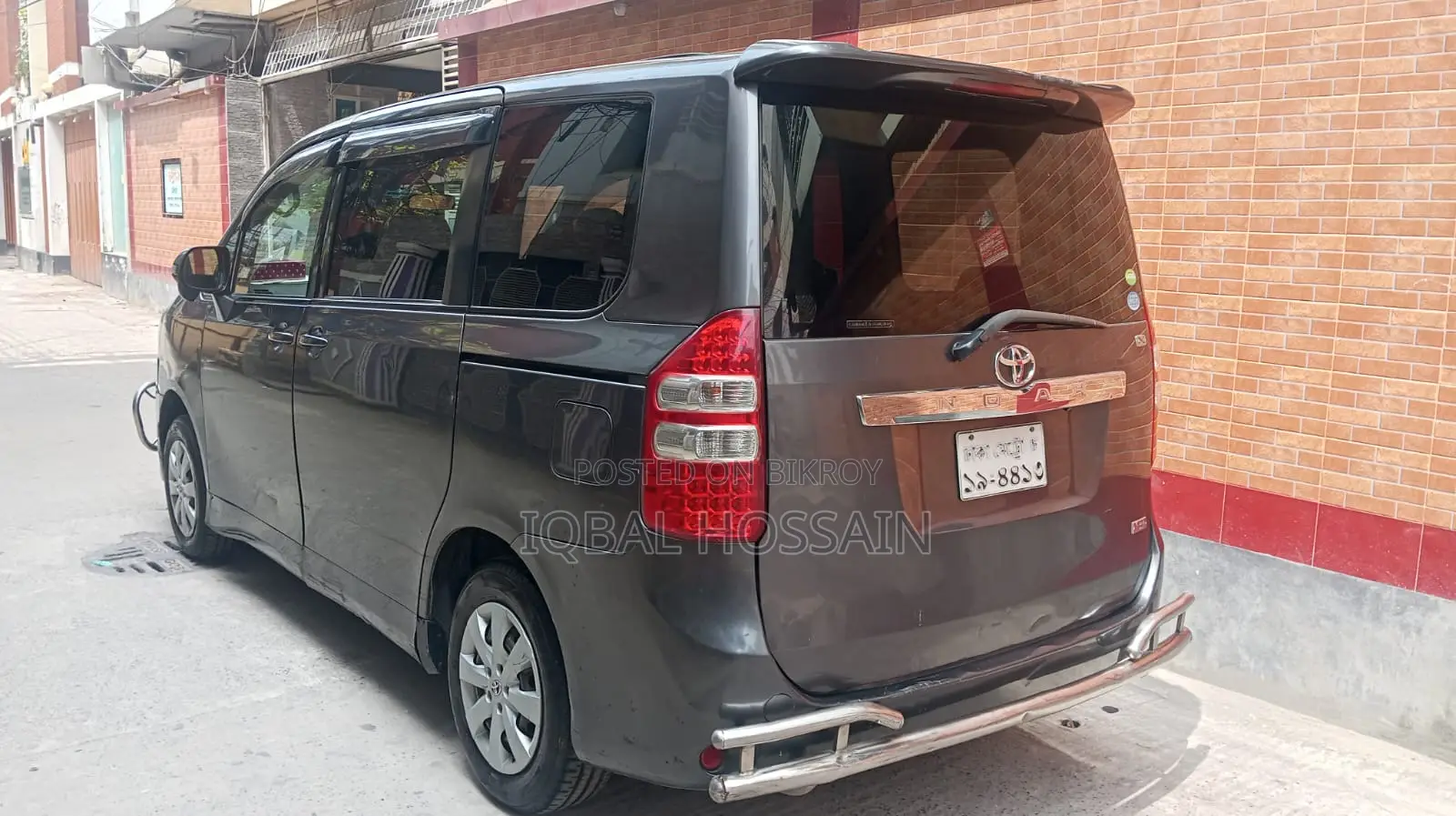 Toyota Noah 2.0 143hp AWD (8 Seater) 2013 Gray