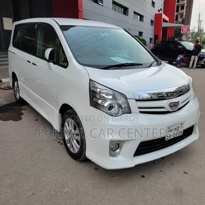 Toyota Noah 2012 Pearl