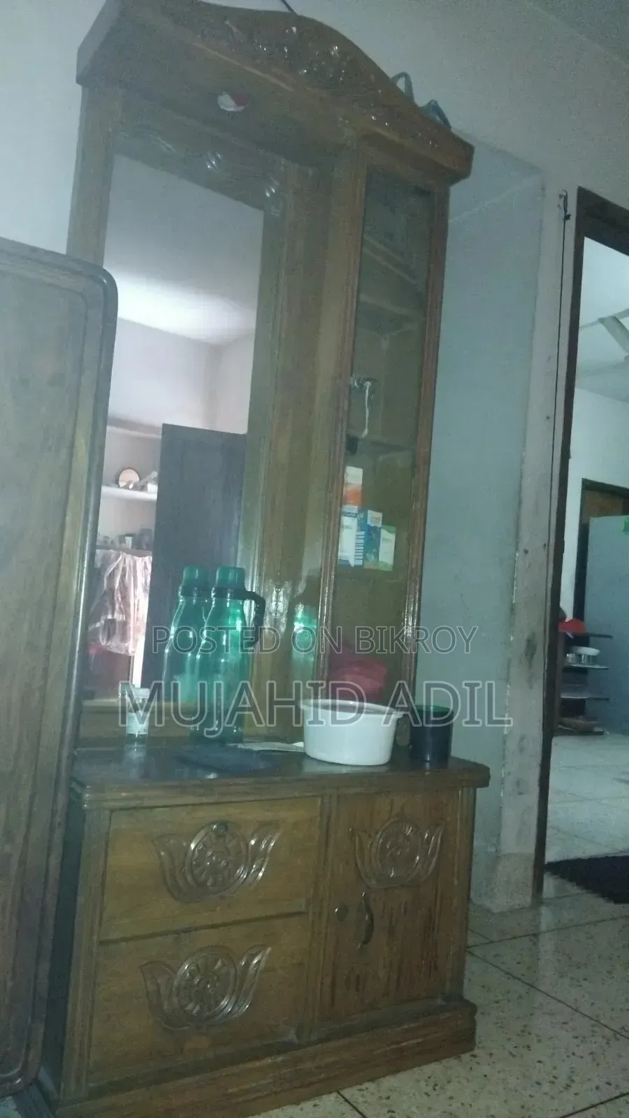 ড্রেসিং টেবিল ব্যবহৃত
