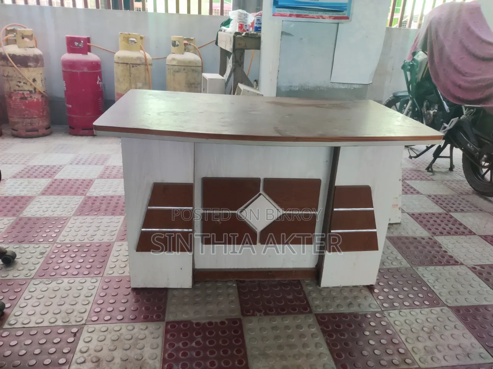 একটি টেবিল বিক্রি করা হবে