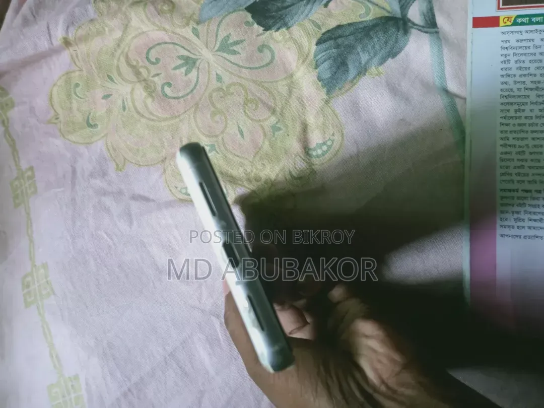 মোবাইল ফোন ১২৮ জিবি হোয়াইট