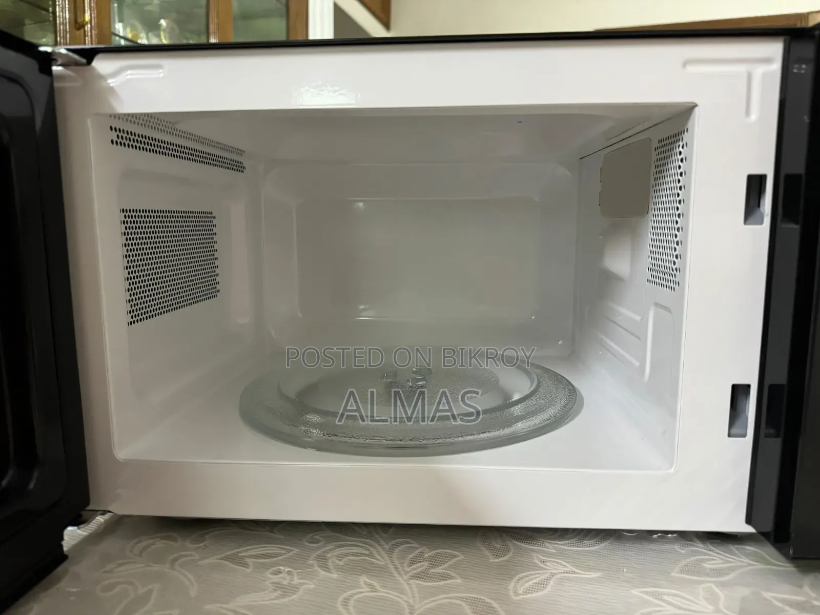 Selling Brand New Microwave Oven Whirlpool