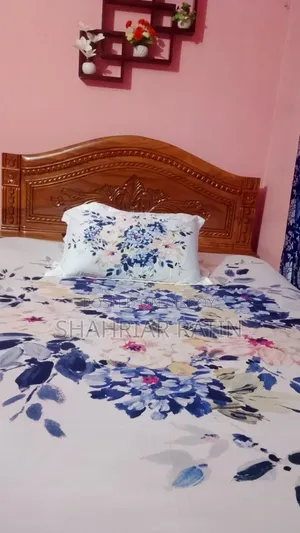 কাঠের খাট।