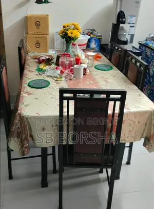 ডাইনিং টেবিল