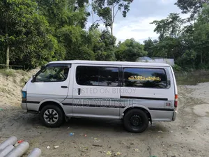 Toyota HiAce 2004 White