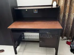 কাঠের পড়ার টেবিল