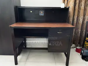 কাঠের পড়ার টেবিল