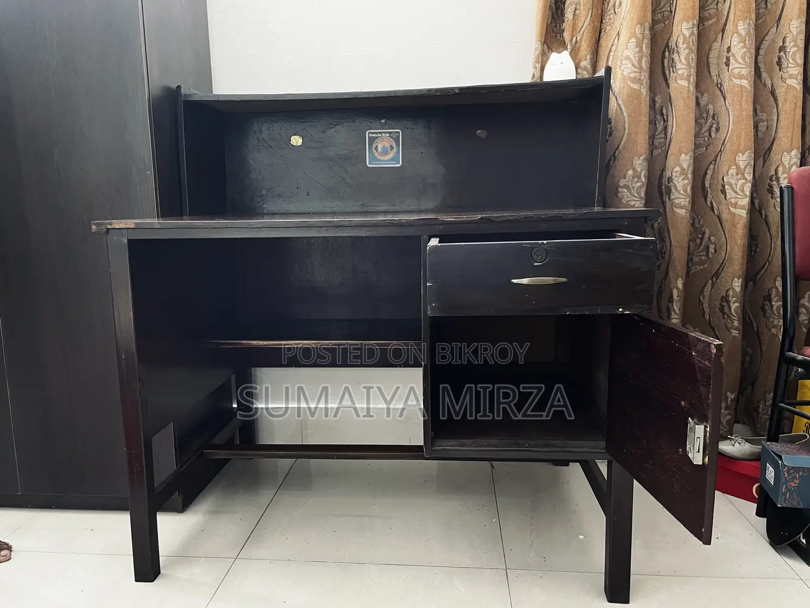 কাঠের পড়ার টেবিল
