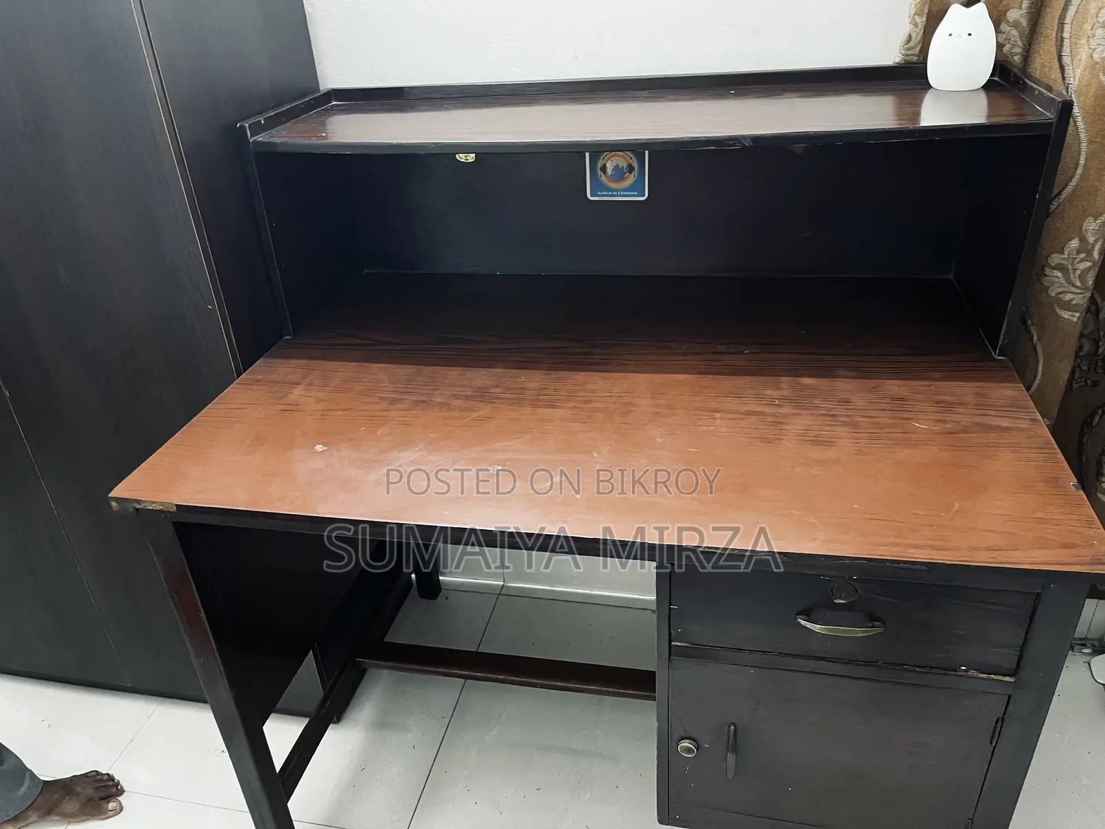 কাঠের পড়ার টেবিল