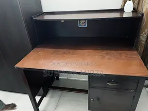 কাঠের পড়ার টেবিল