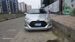 টয়োটা অ্যাকোয়া ২০১৭ রুপালি