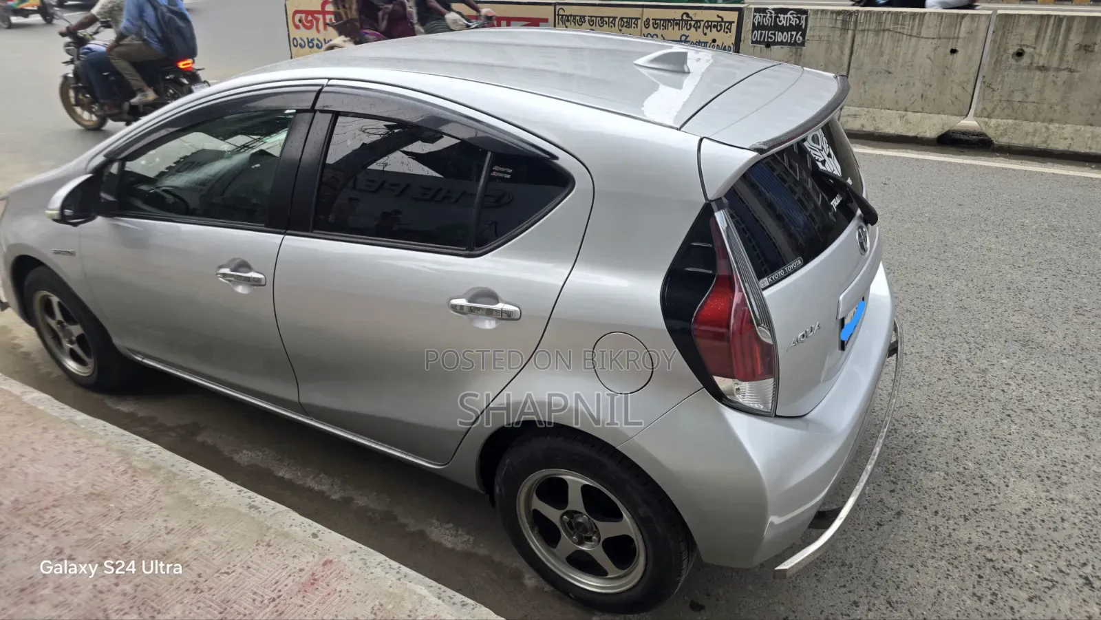 টয়োটা অ্যাকোয়া ২০১৭ রুপালি