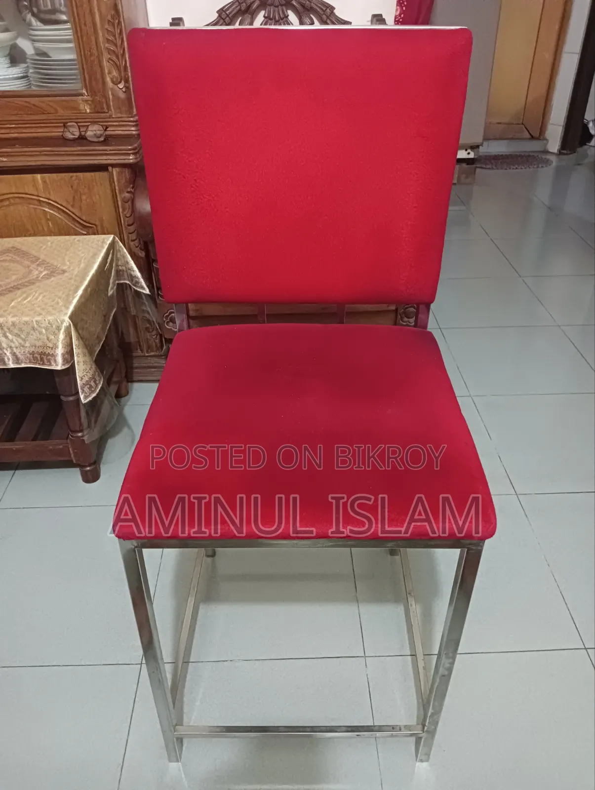 একটি কাস্টমাইজড লাল চেয়ার