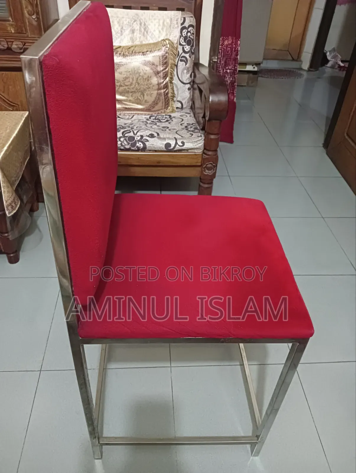 একটি কাস্টমাইজড লাল চেয়ার