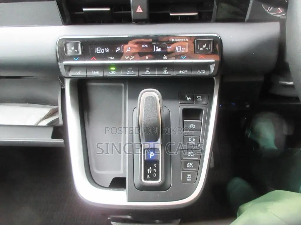 Toyota Noah 2022 Pearl