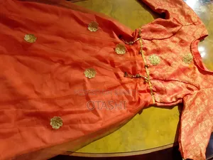 সুন্দর কোরাল রঙের ঐতিহ্যবাহী পোশাক