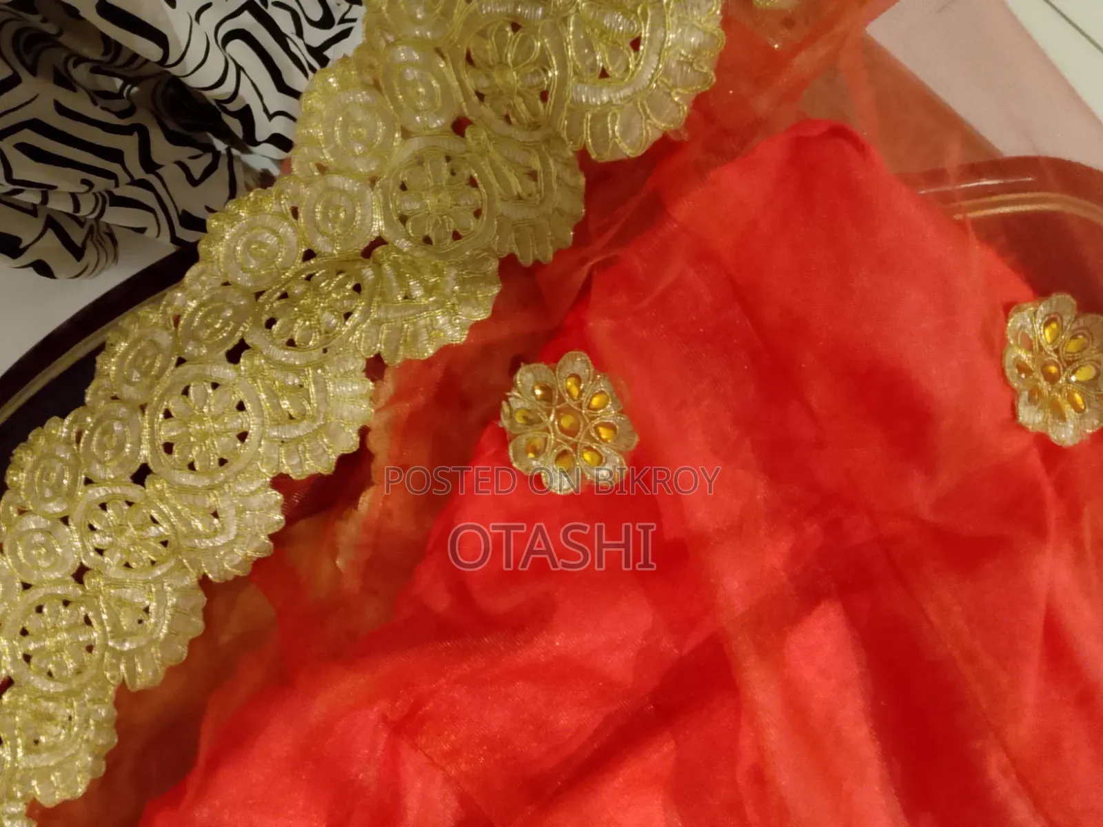 সুন্দর কোরাল রঙের ঐতিহ্যবাহী পোশাক