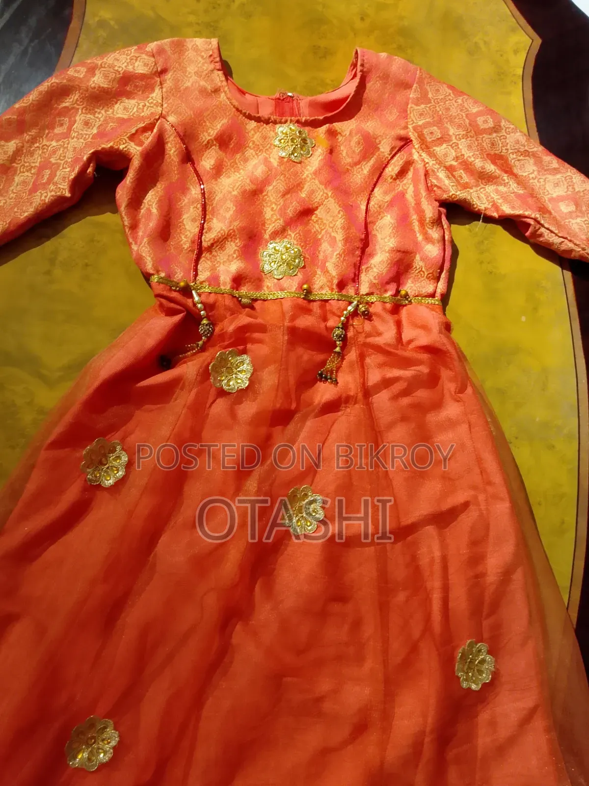 সুন্দর কোরাল রঙের ঐতিহ্যবাহী পোশাক