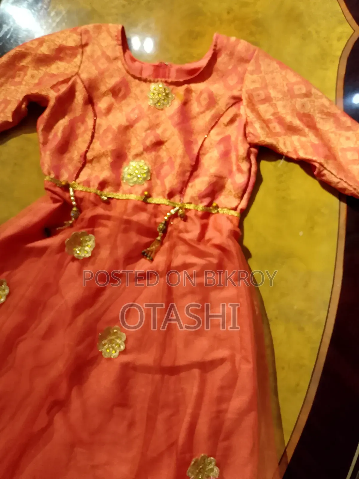 সুন্দর কোরাল রঙের ঐতিহ্যবাহী পোশাক
