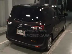 Toyota Sienta 2021 Brown