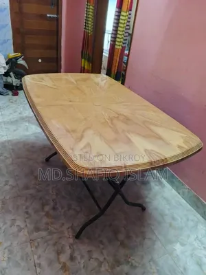প্লাস্টিকের ডাইনিং টেবিল