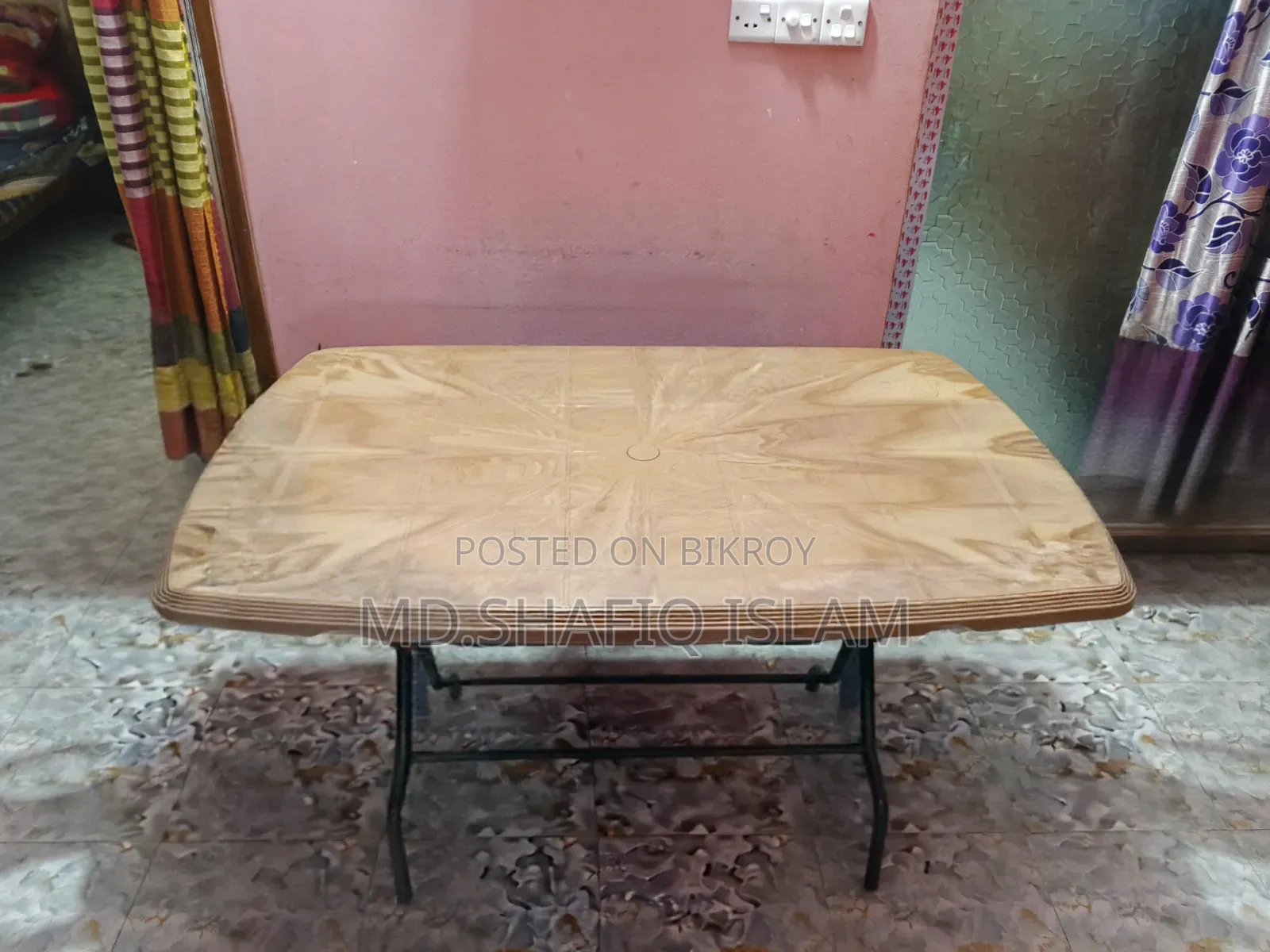 প্লাস্টিকের ডাইনিং টেবিল
