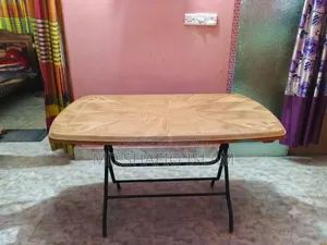 প্লাস্টিকের ডাইনিং টেবিল
