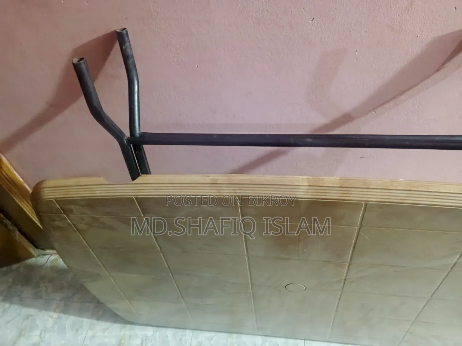 প্লাস্টিকের ডাইনিং টেবিল