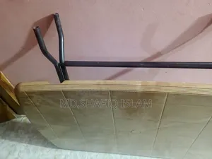 প্লাস্টিকের ডাইনিং টেবিল