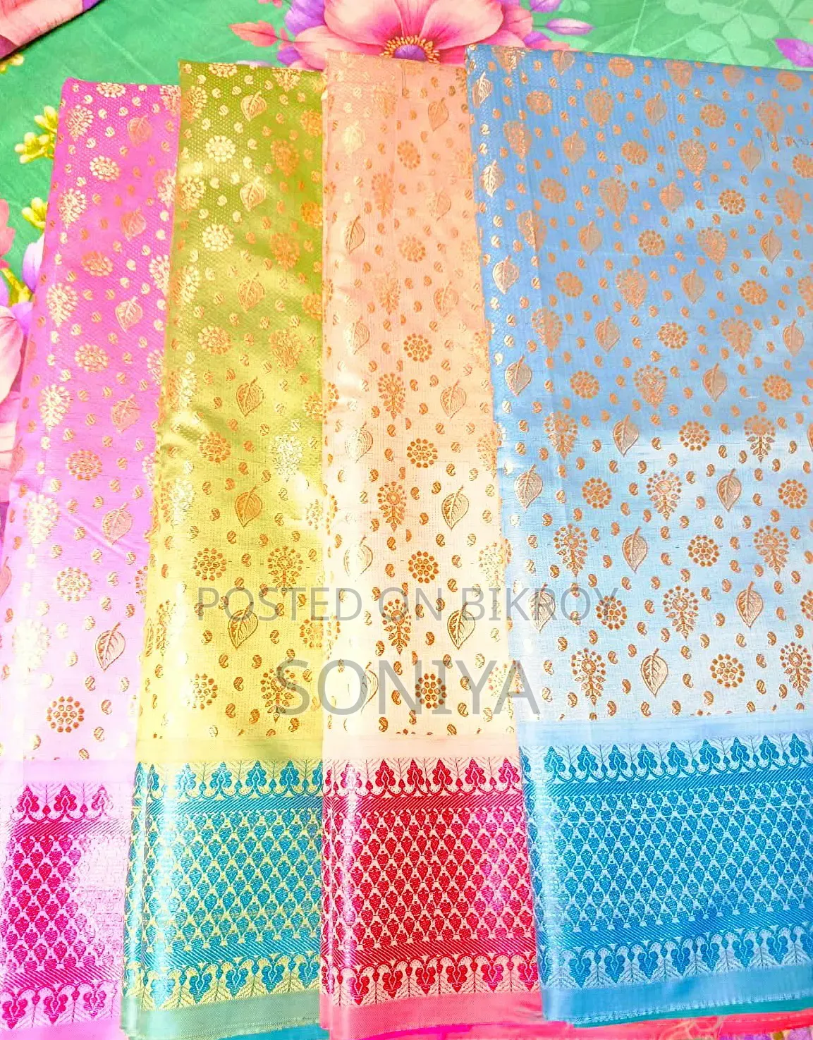 পূজা স্পেশাল ব্লাউজপিস সহ সফট জরী কাতান শাড়ি