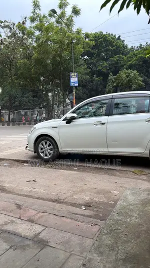 Toyota Axio 1.5 Hybrid Two-Wheel Drive 2014 Pearl